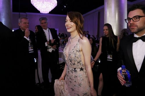 Οι 20 λαμπερές και σικ εμφανίσεις στο κόκκινο χαλί των Χρυσών Σφαιρών. Οι παρουσίες που ξεχώρισαν