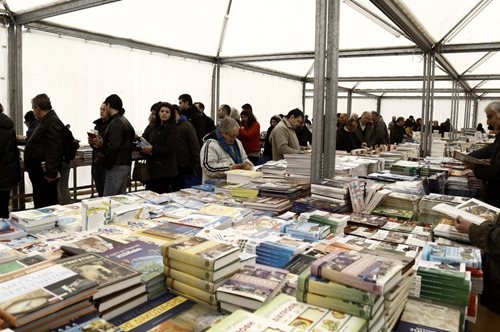 Μια γιορτή στο κέντρο της Αθήνας: Δες τι μπορείς να αγοράσεις με μόλις 1 ευρώ