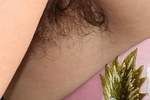 Ηθοποιός έκανε εμφάνιση με ροζ τουαλέτα και τρίχες στην μασχάλη στις Χρυσές Σφαίρες