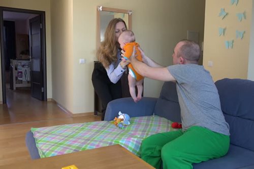 Τελικά οι άντρες ή οι γυναίκες «κουβαλάνε» τα μεγαλύτερα βάρη; H απάντηση σε ένα βιντεάκι 