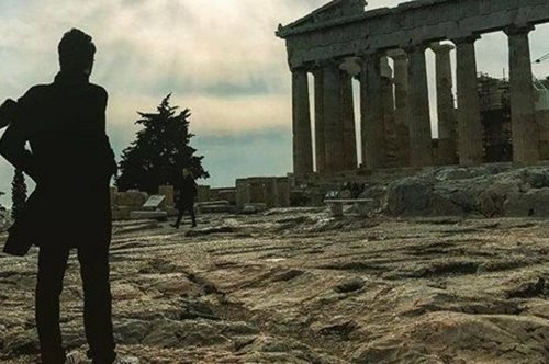 Διάσημος σταρ του Hollywood φωτογραφίζεται στην Ακρόπολη και δεν τον κατάλαβε κανείς