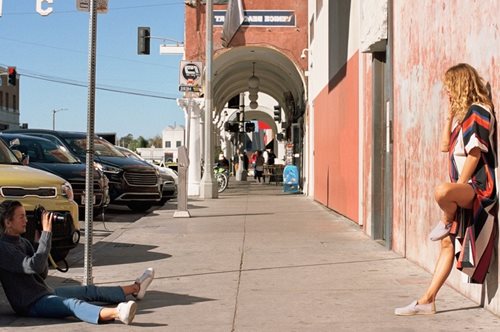 Η απίστευτη συνεργασία της TOMS με το σούπερ κουλ brand &OtherStories θα μας ντύσει την Άνοιξη