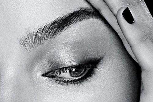 Ημιμόνιμο τατουάζ φρυδιών «τρίχα-τρίχα». Όλα όσα πρέπει να ξέρετε για να μη βρεθείτε προ εκπλήξεων