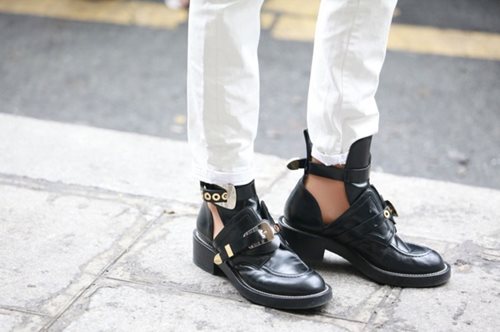 Πολυφορεμένα δερμάτινα παπούτσια; Κάν΄τα να λάμψουν σαν καινούρια χωρίς βερνίκι, με ένα απίθανο τρικ