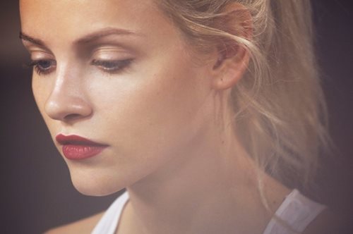 Αυτό είναι το απαραίτητο συστατικό κάθε ολοκληρωμένου μακιγιάζ που οι περισσότερες ξεχνάμε 