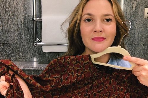 To 2λεπτο μακιγιάζ της Ντρου Μπάριμορ και το πανέξυπνο κόλπο για λάμψη στο πρόσωπο