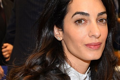 Mα που το θυμήθηκε αυτό το trend στις μπότες η Αμάλ; Λες να το επαναφέρει; 