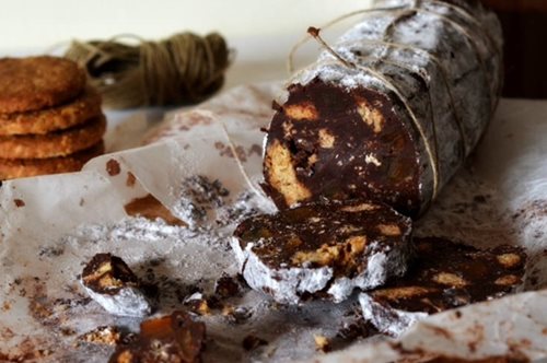 Κορμός σοκολάτας με αβοκάντο και τα περισσεύματα κουραμπιέδων από τις γιορτές