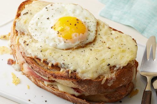 Δοκίμασε το πιο λαχταριστό κροκ μαντάμ με τηγανητό αβγό από τα χέρια του Άκη Πετρετζίκη  