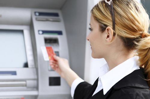 Τι αλλάζει στα ΑΤΜ στις συναλλαγές για καταθέσεις, στις κάρτες, τα δάνεια;