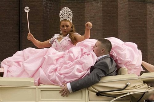 Τα 10 πιο άσχημα νυφικά του κόσμου. Ένα βίντεο που προκαλεί κλαυσίγελο