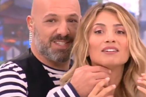 Ο Νίκος Μουτσινάς χούφτωσε την Μαρία Ηλιάκη στον αέρα της εκπομπής