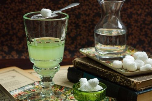 Το ποτό που υποτίθεται ότι κατέστρεψε τα μεγάλα μυαλά μιας ολόκληρης γενιάς