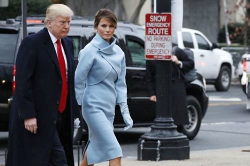 Το γαλάζιο ταγέρ της Μελάνια για την ορκωμοσία του Τραμπ θυμίζει Τζάκι  
