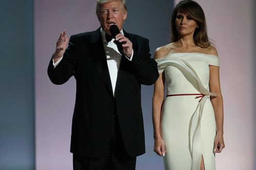 5 πράγματα που πρέπει να ξέρεις για τον σχεδιαστή που έντυσε την Μελάνια στο χορό της ορκωμοσίας