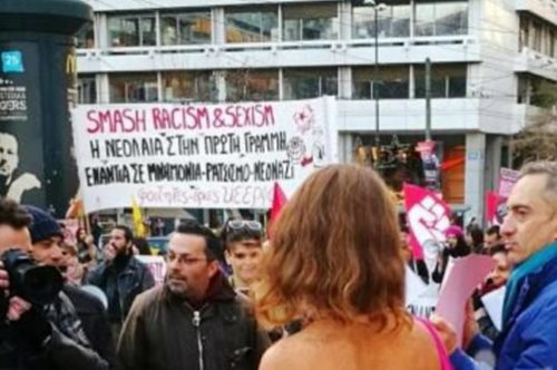 Ο διαδηλωτής που βγήκε κυριολεκτικά από τα ρούχα του στην πλατεία Συντάγματος 