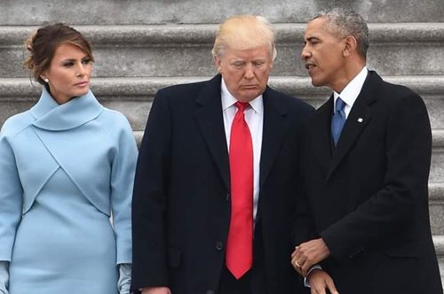 H πιο αμήχανη στιγμή στην ορκωμοσία Trump ήταν της Melania. Kαι δεν την πρόσεξε κανείς.