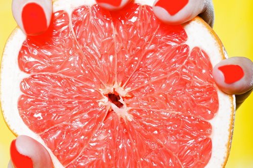 Αντί να απλώνετε στην επιδερμίδα σας μάσκες ομορφιάς από φρέσκα υλικά, αρχίστε να τις καταναλώνετε