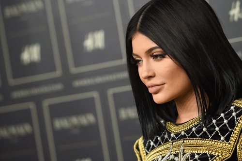 H αγαπημένη μάσκα αργύλου της Kylie Jenner κοστίζει μόλις 10 ευρώ. Μήπως να την δοκιμάσεις;