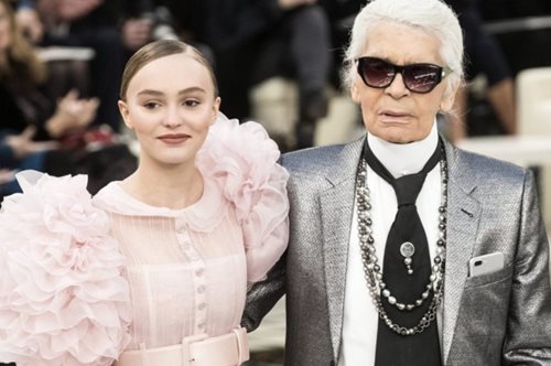 Η κόρη του Johnny Depp ήταν η «νύφη» στο νέο σόου τoυ Οίκου Chanel και εντυπωσίασε