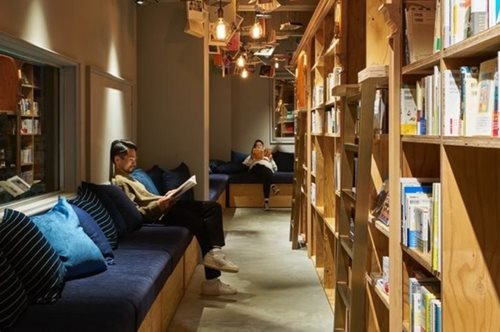 Ένα υπέροχο 24ωρο ζεν βιβλιοπωλείο που μπορείς εάν θέλεις να πάρεις έναν υπνάκο και να πιεις μπίρα 