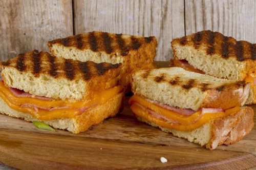 Το πιο χορταστικό και ζουμερό σάντουιτς που έχεις φάει το φτιάχνει ο Άκης