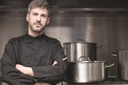 Μανώλης Παπουτσάκης: Ο γοητευτικός Χανιώτης που πήρε το βραβείο καλύτερου σεφ της χρονιάς