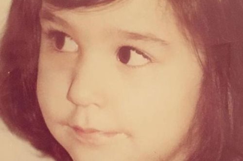 Την αναγνωρίζεις; Το κοριτσάκι στη φωτογραφία είναι πασίγνωστη ελληνίδα ηθοποιός