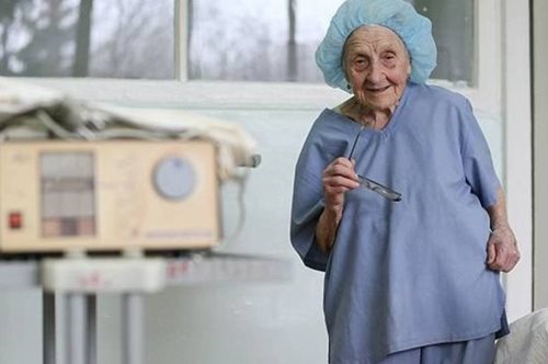 Συγκινεί η 90χρονη χειρουργός που αρνείται να αφήσει το νυστέρι