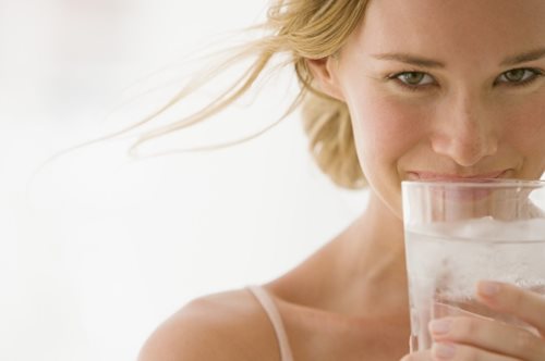 Πίνακας: Πόσο νερό πρέπει να πίνεις ανάλογα με το βάρος σου