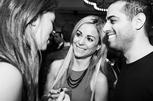 Πηγαίνεις μόνη και φεύγεις ζευγάρι. Η Ειρήνη διοργανώνει τα πάρτι για τα οποία μιλάει όλη η ΑΘήνα 