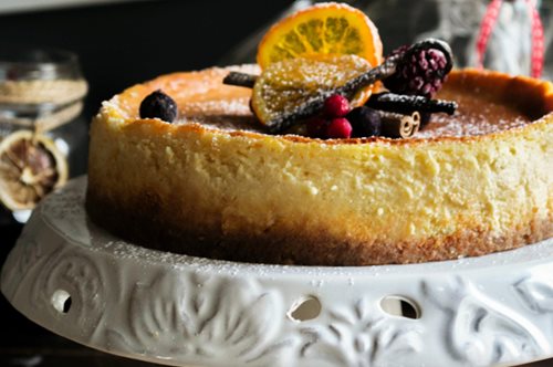 Cheesecake με Ξινό Τυρί Ίου και Μαρμελάδα από Κόκκινα Φρούτα
