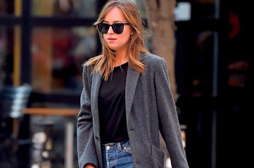 Η Dakota Johnson μόλις φόρεσε το παπούτσι της Άνοιξης. Το επιβεβαιώνουν οι στιλίστες