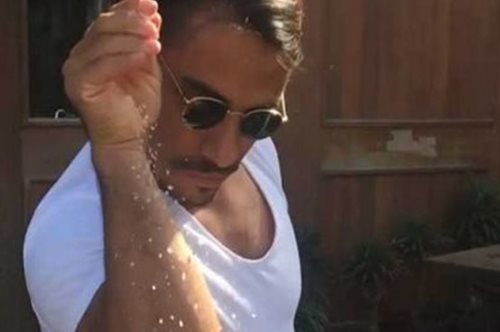 Αλάτισε και την μπριζόλα του Λεονάρντο Ντι Κάπριο ο Τούρκος σεφ και ξανάγινε viral