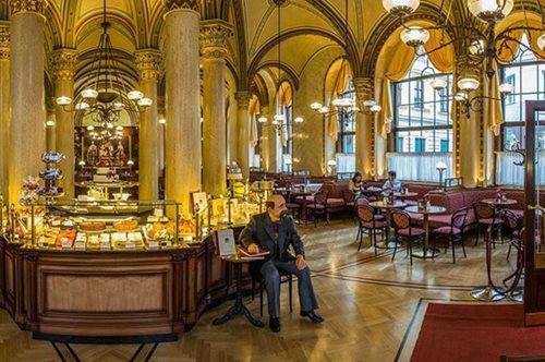 Από το μεγαλειώδες Cafe Central της Βιέννης έχει περάσει όλη η ευρωπαϊκή διανόηση του 20ου αιώνα 