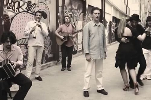 Εντυπωσιακό: Ένα ισπανικό τραγούδι φτιαγμένο αποκλειστικά με ελληνικές λέξεις έγινε viral