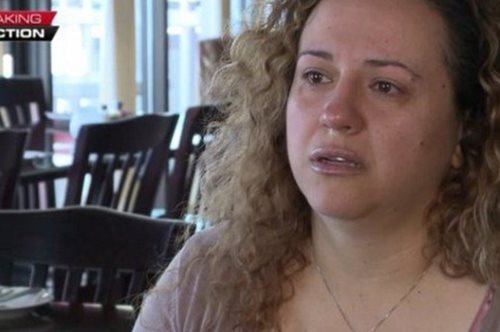 Η πινακίδα που έβαλε Ελληνίδα εστιάτορας στο μαγαζί της περνώντας ένα μήνυμα σε ολόκληρη την Αμερική