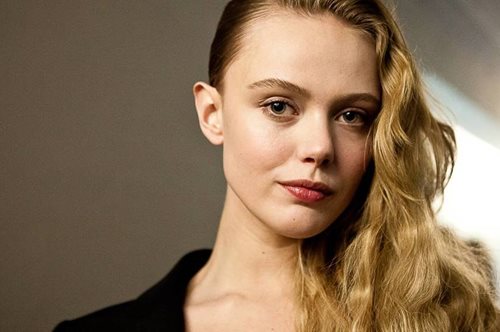 Αυτές είναι οι δύο βασικές κινήσεις που πρέπει να κάνεις κάθε πρωί εάν θέλεις το δέρμα σου να λάμπει