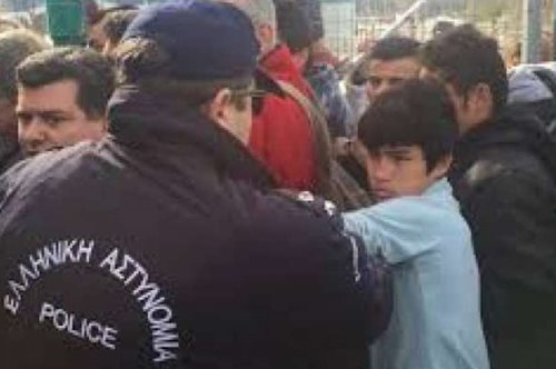 Βίντεο με αστυνομικό να γρονθοκοπηθεί προσφυγόπουλο στο Ελληνικό κάνει το γύρο του διαδικτύου