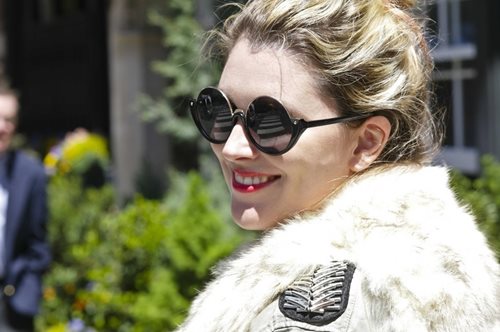 Δεν πρόλαβες να λουστείς; Aυτό είναι το ιδανικό χτένισμα που θα κρύψει τα άλουστα μαλλιά σου