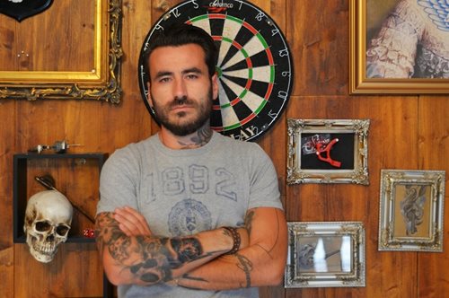 Ο Γιώργος Μαυρίδης κάνει τατουάζ στη μητέρα του για καλό σκοπό και συγκινεί 