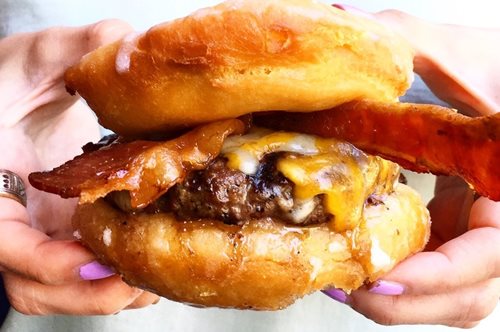 Πίτσες, πατατάκια, σουβλάκια: Γιατί μας αρέσουν όλες οι λάθος τροφές;