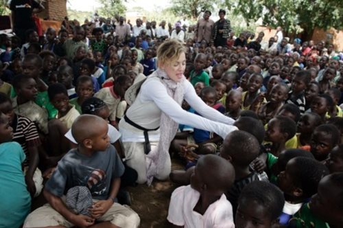 Η Μαντόνα μας δείχνει τα δίδυμα κοριτσάκια από το Μαλάουι που υιοθέτησε