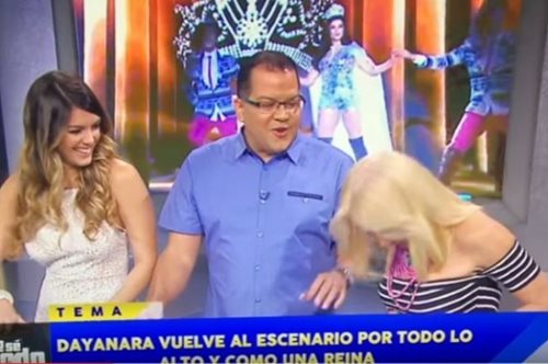 Παρουσιάστρια χάνει το δόντι της στον αέρα εκπομπής. Αυτό είναι το πιο άστειο περιστατικό της tv