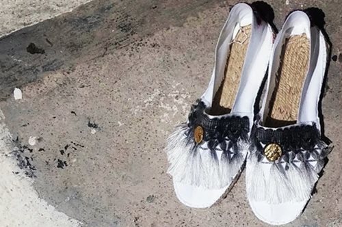 Στο Ergon Mykonos σχεδιάζουν μαίανδρους σε παπούτσια, ρούχα και αντικείμενα με ποπ χαρακτήρα 