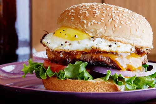 Φτιάξε στο σπίτι το θεϊκό burger με αυγό της Αργυρώς