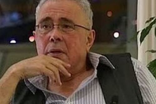 Ο Κώστας Ζουράρις δείχνει το διαμέρισμα που ζει, στο Κολωνάκι 