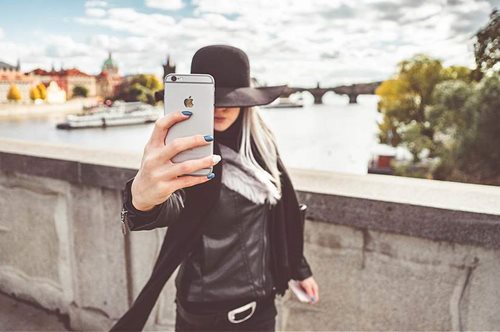 H νέα πόζα-μανία του Instagram κάνει τα πόδια σου να φαίνονται πιο μακριά