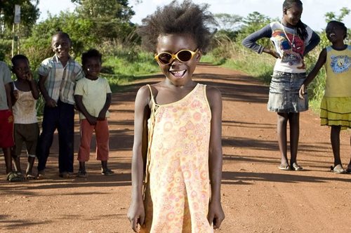 Υπέροχες φωτογραφίες παιδιών από όλο τον κόσμο με τα αγαπημένα τους παιχνίδια