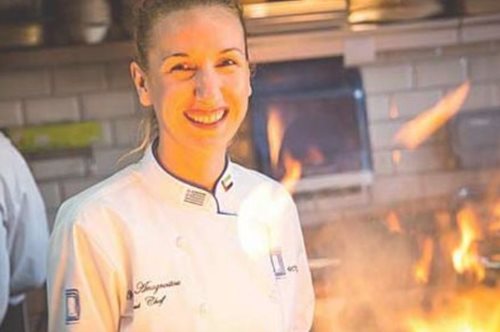 Η Βολιώτισσα σεφ που ταΐζει το Ντουμπάι γεμιστά, τζατζίκι και σουβλάκι